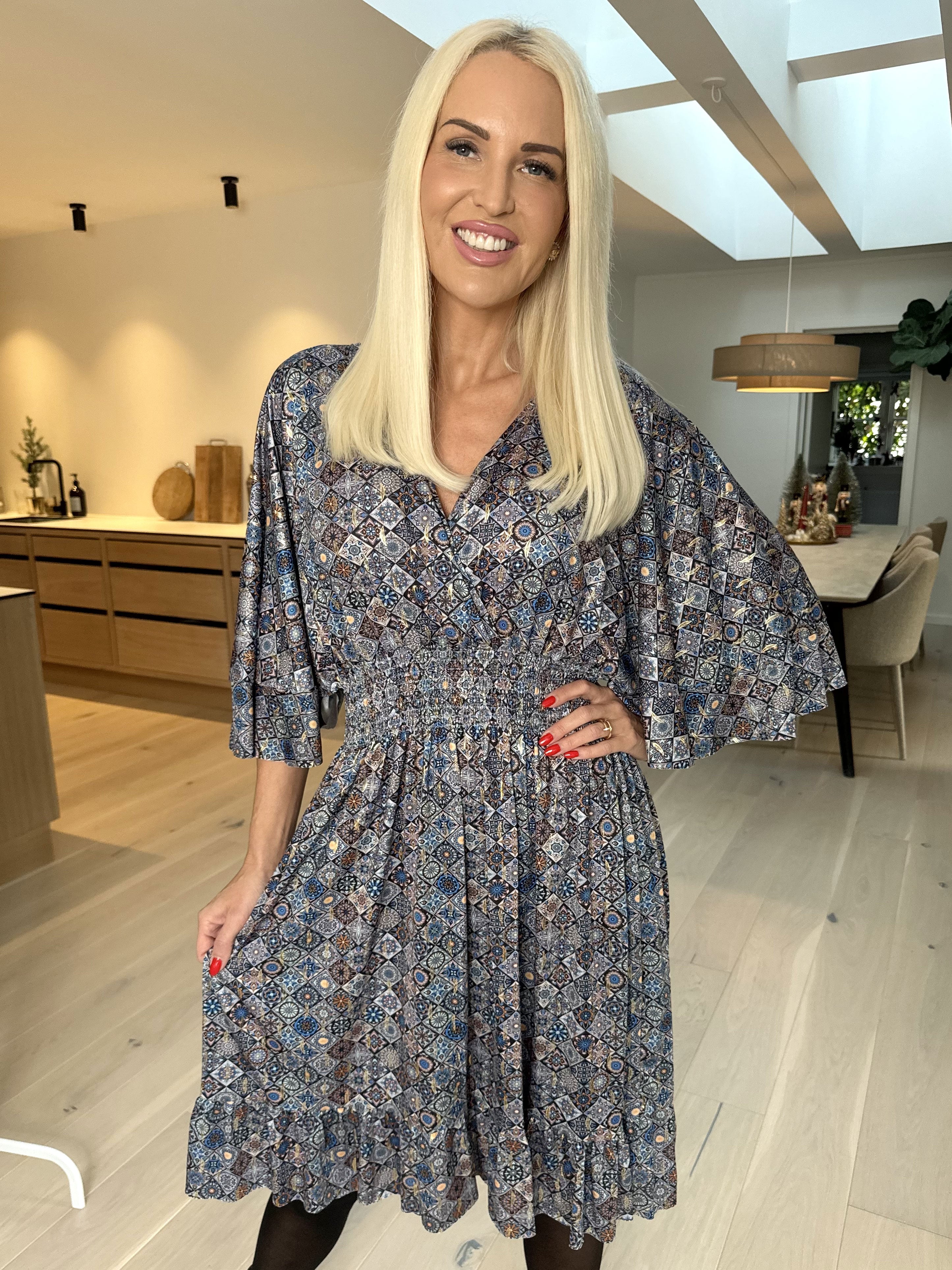 Pamela Mosaic Short - Elastisk kjole med flæser og smock